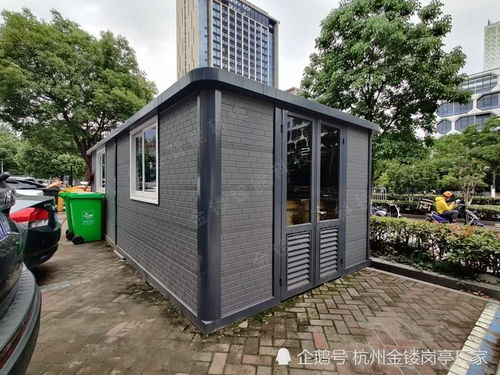 在杭州滨江七彩城有一座可移动的垃圾房,每天收集摆放各种垃圾