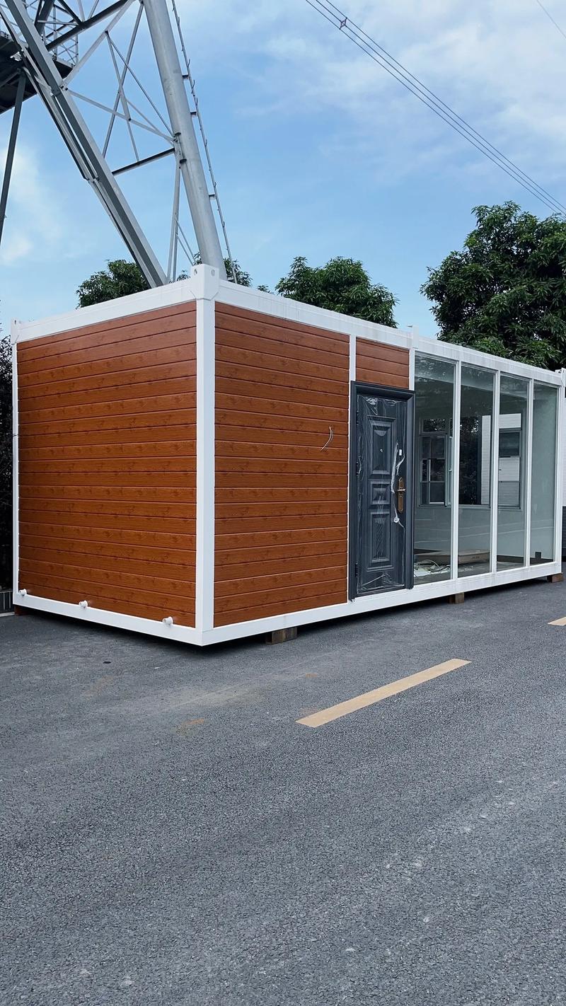 这套移动房是李总为了招呼兄弟朋友过来家庭聚会,想在泳池边摆两